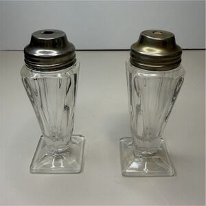 Airko free flow Set of 2 Clear Glass Ribbed Square Salt & Pepper Shakers